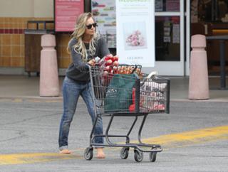 Kaley Cuoco feet photo thumbnail