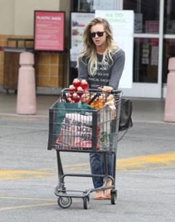 Kaley Cuoco feet photo thumbnail