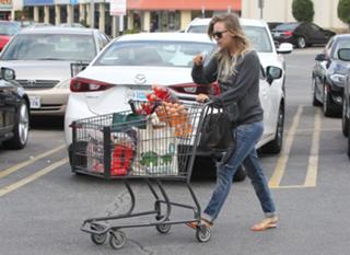 Kaley Cuoco feet photo thumbnail