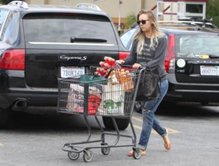 Kaley Cuoco feet photo thumbnail