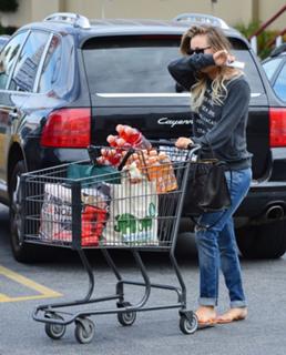 Kaley Cuoco feet photo thumbnail