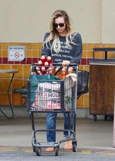 Kaley Cuoco feet photo thumbnail