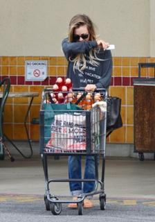 Kaley Cuoco feet photo thumbnail