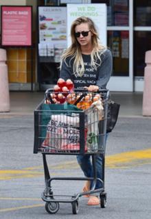 Kaley Cuoco feet photo thumbnail