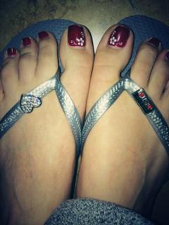 Kaley Cuoco feet photo thumbnail