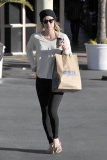 Kaley Cuoco feet photo thumbnail