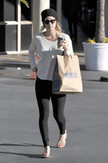 Kaley Cuoco feet photo thumbnail