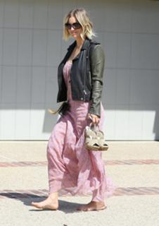 Kaley Cuoco feet photo thumbnail