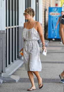 Kaley Cuoco feet photo thumbnail