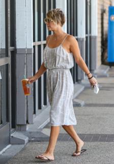 Kaley Cuoco feet photo thumbnail