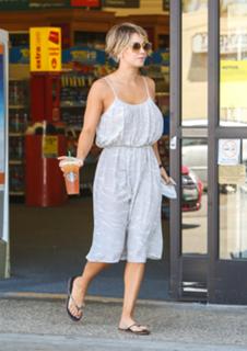Kaley Cuoco feet photo thumbnail