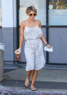 Kaley Cuoco feet photo thumbnail