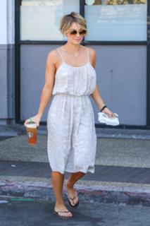 Kaley Cuoco feet photo thumbnail