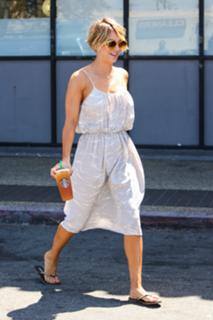 Kaley Cuoco feet photo thumbnail