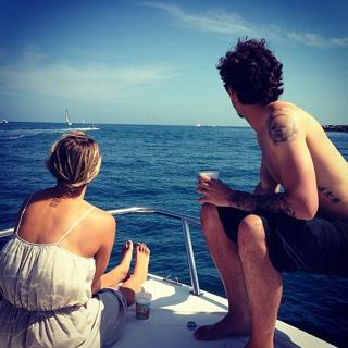 Kaley Cuoco feet photo thumbnail