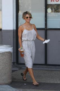 Kaley Cuoco feet photo thumbnail