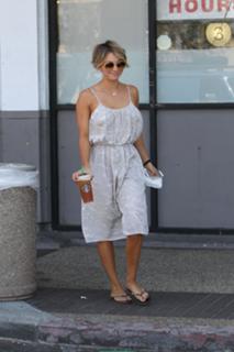Kaley Cuoco feet photo thumbnail