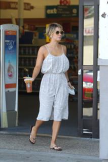 Kaley Cuoco feet photo thumbnail