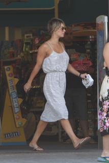 Kaley Cuoco feet photo thumbnail