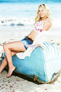 Kaley Cuoco feet photo thumbnail