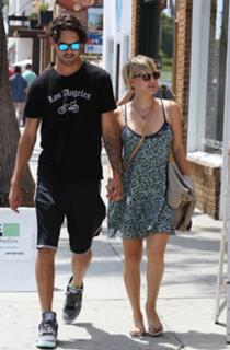 Kaley Cuoco feet photo thumbnail
