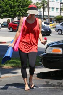 Kaley Cuoco feet photo thumbnail