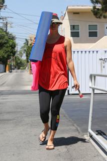 Kaley Cuoco feet photo thumbnail