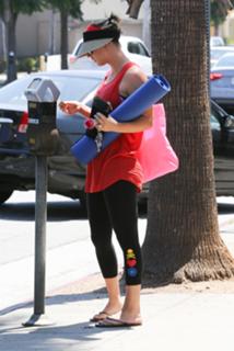 Kaley Cuoco feet photo thumbnail