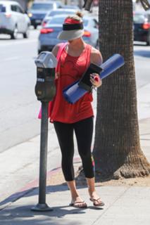 Kaley Cuoco feet photo thumbnail