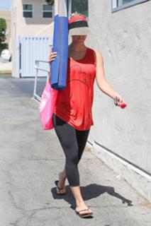 Kaley Cuoco feet photo thumbnail