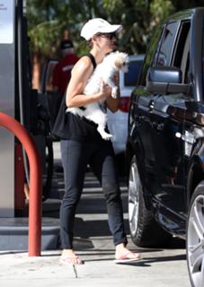 Kaley Cuoco feet photo thumbnail