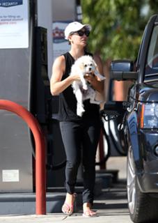 Kaley Cuoco feet photo thumbnail
