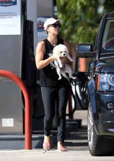 Kaley Cuoco feet photo thumbnail