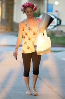 Kaley Cuoco feet photo thumbnail