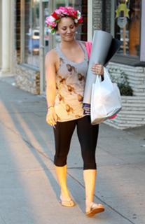 Kaley Cuoco feet photo thumbnail