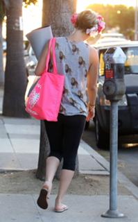 Kaley Cuoco feet photo thumbnail