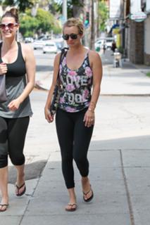 Kaley Cuoco feet photo thumbnail