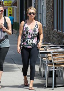 Kaley Cuoco feet photo thumbnail