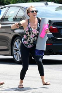 Kaley Cuoco feet photo thumbnail