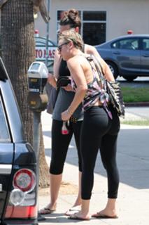 Kaley Cuoco feet photo thumbnail