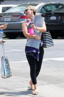 Kaley Cuoco feet photo thumbnail