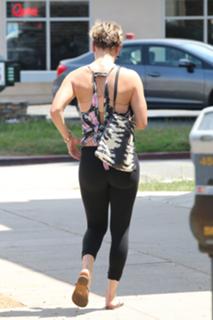 Kaley Cuoco feet photo thumbnail