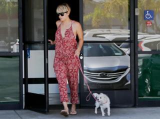 Kaley Cuoco feet photo thumbnail