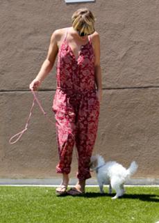 Kaley Cuoco feet photo thumbnail