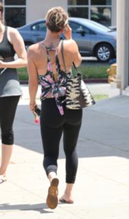 Kaley Cuoco feet photo thumbnail