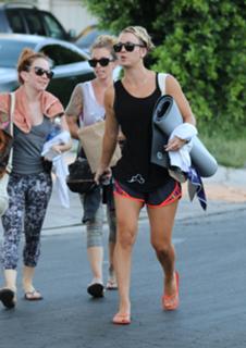 Kaley Cuoco feet photo thumbnail