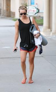 Kaley Cuoco feet photo thumbnail