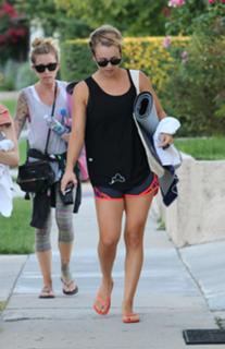 Kaley Cuoco feet photo thumbnail