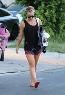 Kaley Cuoco feet photo thumbnail