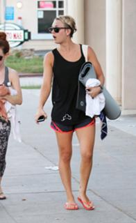 Kaley Cuoco feet photo thumbnail